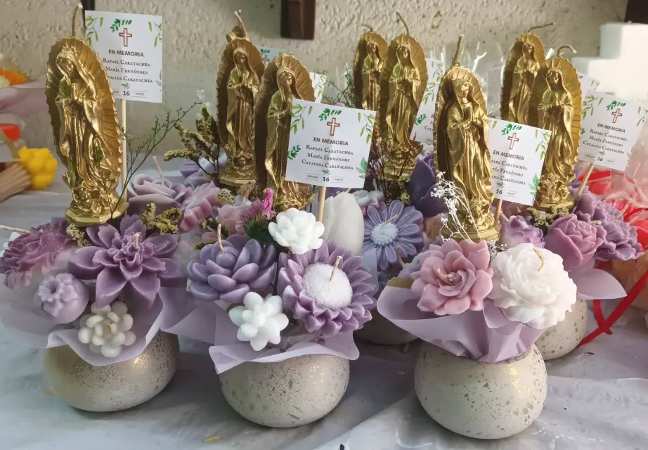 Bouquete Mediano Con Virgen pintada de Dorado y Etiqueta