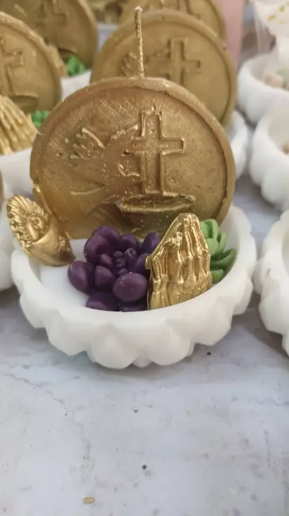 Tazon con Medallon y Decoraciones